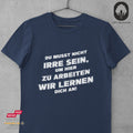 Du musst nicht irre sein, um hier zu arbeiten. Wir lernen dich an! - Tshirt